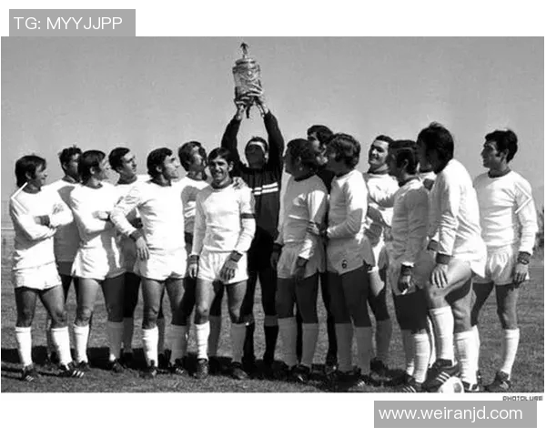 三十年前的足球明星卡片回顾与收藏价值探析 三十年前的足球明星卡片回顾与收藏价值探析